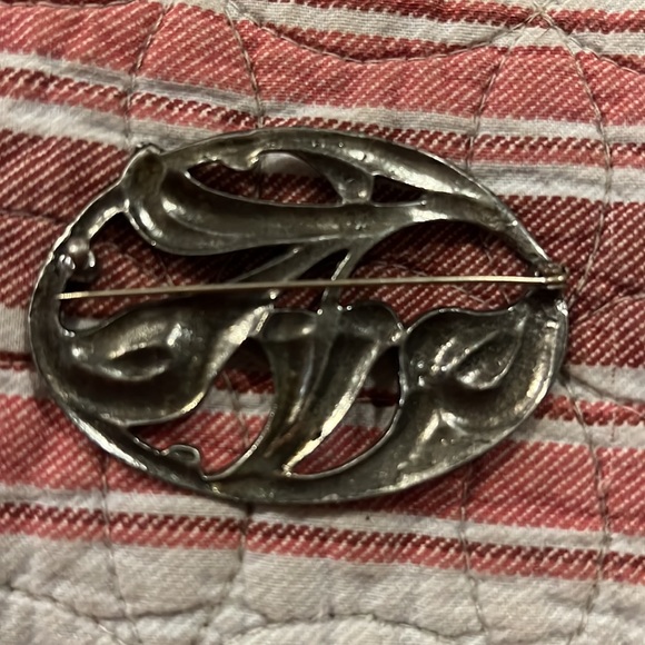 Floral unmarked silver antique lily Floral unmarked silver antique lily’s brooch 2.5” x 2”